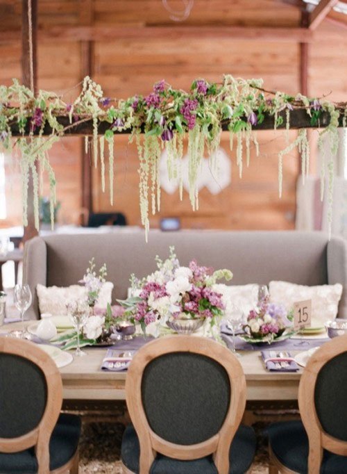 decoration suspendue salle de reception de mariage centre de table original fleurs roses et violettes